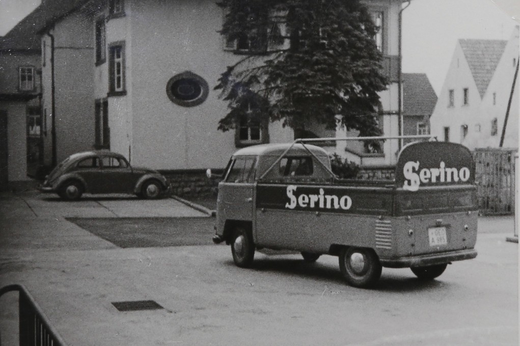 Alter VT Transporter mit Serino Limonaden Werbung